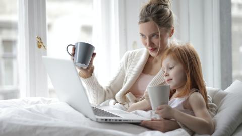 Incluso cuando las mujeres en Estados Unidos sufren de estrés crónico y agotamiento ante la demanda laboral y doméstica de la pandemia, casi la mitad de las trabajadoras no quieren volver a su cubículo u oficina por temor a contagiarse de coronavirus.