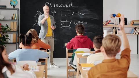El programa también ofrece trabajos a nivel secundaria, donde impartirán la material de Estudios Sociales bajo el médico “Dual Immersion”, que significa dar la clase 50% en español y 50% en inglés, para chicos de los 11 a los 13 años.