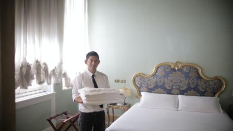 Hoteles, restaurantes, centros de convenciones, complejos turísticos, todos están siendo duramente afectados por la contingencia sanitaria que busca mitigar la propagación del coronavirus, dejando desempleo y desesperación en al menos 13.5% de trabajadores que siguen sin volver a laborar.