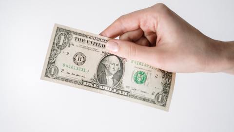 Frente al dólar, el peso mexicano se mantiene.