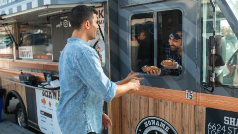 Con la pandemia acuestas y muchos restaurantes sin operar al máximo, este puede ser un gran momento para emprender ese camión de tacos, empanadas, burritos, crepas o lo que quieras, guiado con un buen plan de negocios.