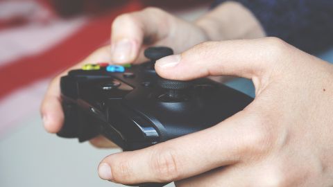 Ganar dinero jugando al FIFA se vuelve un sueño realidad eligiendo la opción de armar un canal de YouTube, esto con contenido exclusivo que te permita comenzar a ganar seguidores, miles de vistas y la monetización directa de tu perfil.