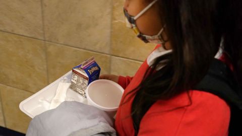 Los beneficios de comidas escolares se mantendrán un año más.