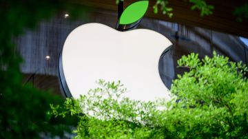 The Apple logo sporting a green leaf to mark the upcoming Earth Day is seen on a window of the company's store in Bangkok on April 14, 2021. (Photo by Mladen ANTONOV / AFP) (Photo by MLADEN ANTONOV/AFP via Getty Images)