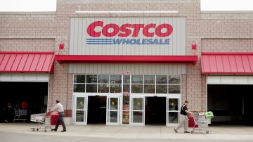 CHICAGO - MAY 26:   Shoppers leave the Costco Store May 26, 2005 in Chicago, Illinois. Costco reported today an increase of six percent in third quarter profits over the same period last year.  (Photo by Scott Olson/Getty Images)