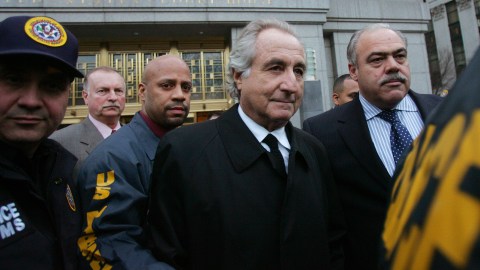 Muere en una prisión federal a los 82 años, Bernie Madoff.