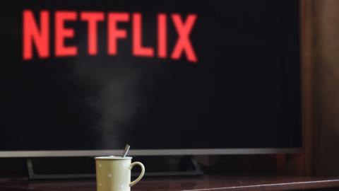 El plan básico de Netflix tiene un precio de $8.99 dólares por un dispositivo.