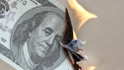 Quemar billetes o dañar monedas es un delito.
