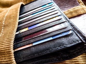 Si tienes muchas tarjetas de crédito en el bolsillo y piensas que es momento de cortar alguna, ve qué otras opciones tienes.
