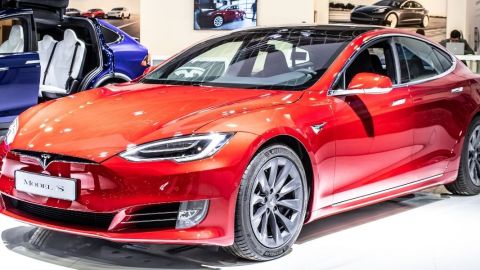 Tesla-ModelS-Grzegorz-Czapski-credits-shutterstock