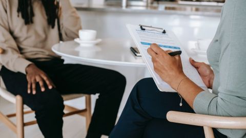 Prepara y practica tus respuestas a las preguntas comunes de la entrevista centradas en cómo cumples con los requisitos del trabajo.