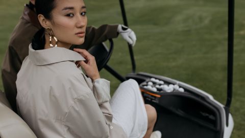 Una chica bev cart suele llevar cervezas, bocadillos y otras bebidas a los golfistas en los campos conduciendo sus carritos equipados con refrigeradores.