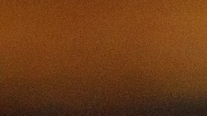 Foto de una mujer entregando una tarjeta en un supermercado