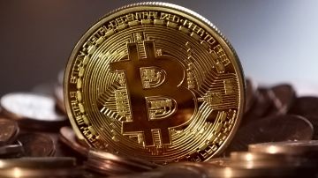 El Bitcoin alcanza precio récord antes del lanzamiento de Coinbase en Nasdaq