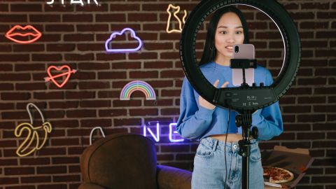 Si te gusta pasar horas siendo tiktoker, subir videos, hacer cosas graciosas o incluso ya tienes un importante público cautivo, calma y analiza tus movimientos ya que tal vez aun no sea suficiente para que dejes tu empleo.