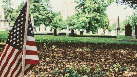 El American Rescue Plan utilizará una variedad de programas y canales que dirigen los fondos a los trabajadores, inquilinos, propietarios de viviendas, padres, estudiantes universitarios, propietarios de pequeñas empresas y otras personas que necesitan ayuda financiera.