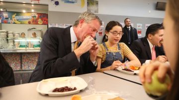 NEW YORK, NEW YORK - MARCH 11: New York Mayor Bill de Blasio joins Schools Chancellor Richard Carranza and school children for lunch at PS130, a Brooklyn public school, for an announcement about Meatless Monday's on March 11, 2019 in New York City. Citing healthy eating habits for children and the environmental impact of too much meat in our diet, Mayor de Blasio and Schools Chancellor Carranza will begin having all public school serve an all vegetarian menus on Mondays beginning in the 2019-2020 school year. (Photo by Spencer Platt/Getty Images)