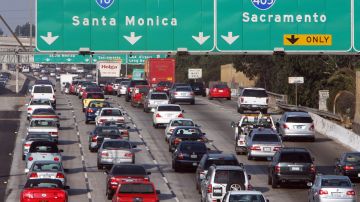 Los Angeles, UNITED STATES:  Cars congest the 10 Highway in Los Angeles 17 October 2006. The office of California Attorney General Bill Lockyer announced 20 September 2006 that it has filed civil suits against six top US and Japanese automakers for their alleged contribution to global warming, the first such legal fight in the United States. AFP PHOTO/Gabriel BOUYS  (Photo credit should read GABRIEL BOUYS/AFP via Getty Images)