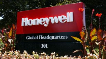 391268 07: A Honeywell sign is displayed June 28, 2001 outside their offices in Murray Hill, NJ. (Photo by Spencer Platt/Getty Images)