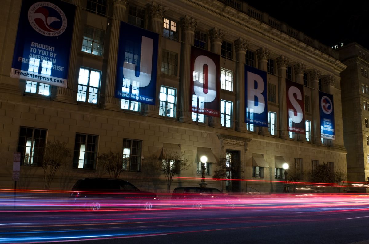 Una manta que anuncia ofertas de trabajo cuelga de la fachada del edificio de la Cámara de Comercio de Washington.