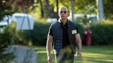 SUN VALLEY, ID - JULY 13: Jeff Bezos, chief executive officer of Amazon, arrives for the third day of the annual Allen & Company Sun Valley Conference, July 13, 2017 in Sun Valley, Idaho. Every July, some of the world's most wealthy and powerful businesspeople from the media, finance, technology and political spheres converge at the Sun Valley Resort for the exclusive weeklong conference. (Photo by Drew Angerer/Getty Images)