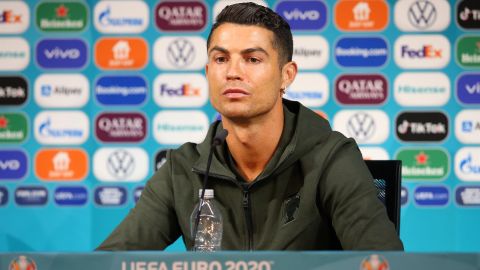 Cristiano Ronaldo retiró dos botellas de Coca Cola