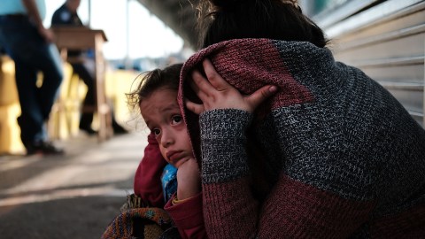 Niño latino migrante en Estados Unidos