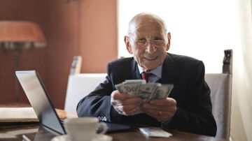Anciano contando dinero