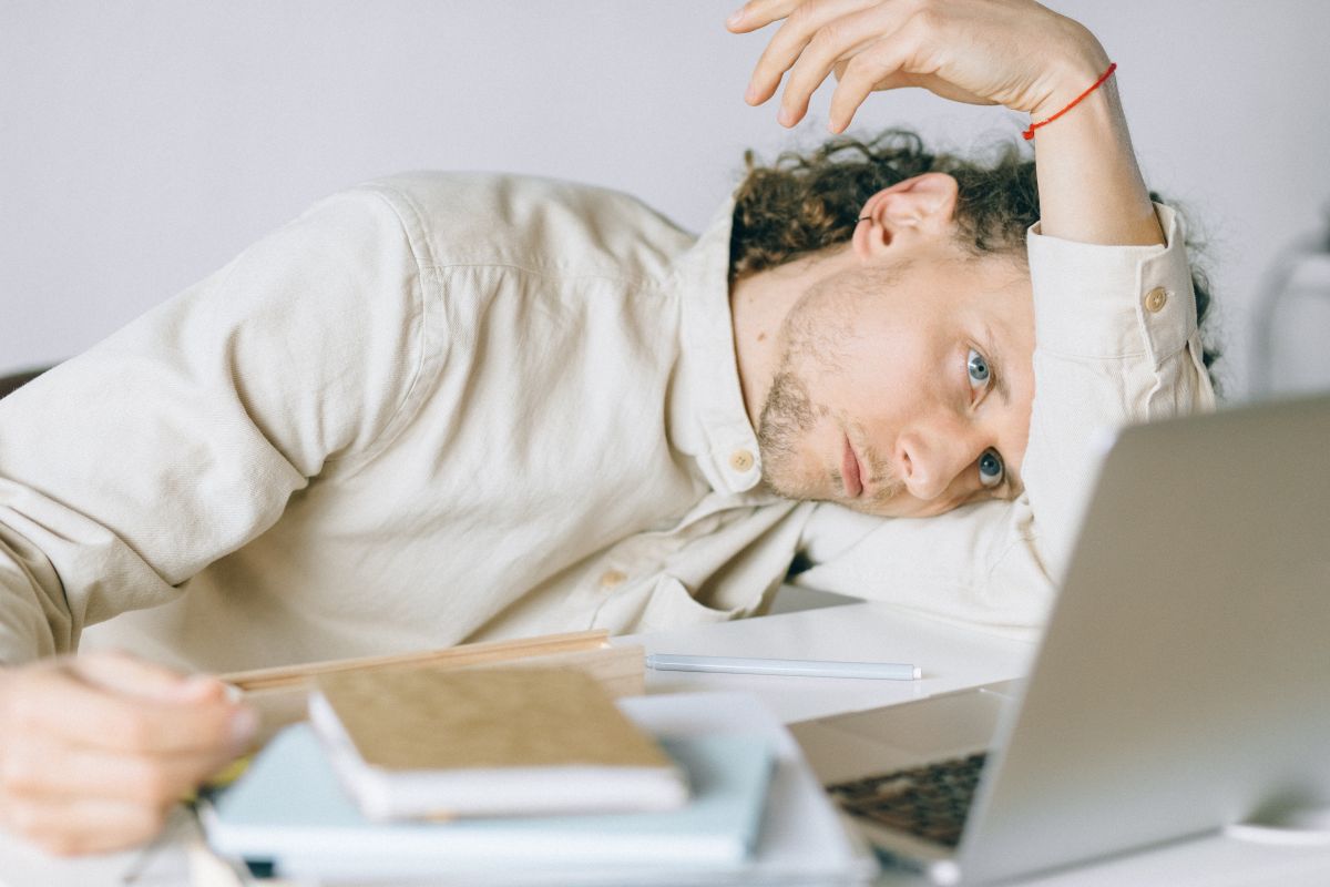 Menos cansancio laboral y más motivación son algunas de las características que motivarían la semana laboral de cuatro días.