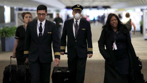 United Airlines anuncia que exigirá a sus empleados estar vacunados contra el COVID-19