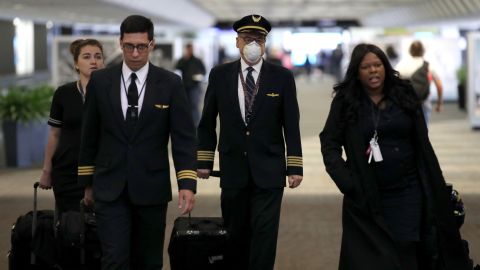 United Airlines anuncia que exigirá a sus empleados estar vacunados contra el COVID-19