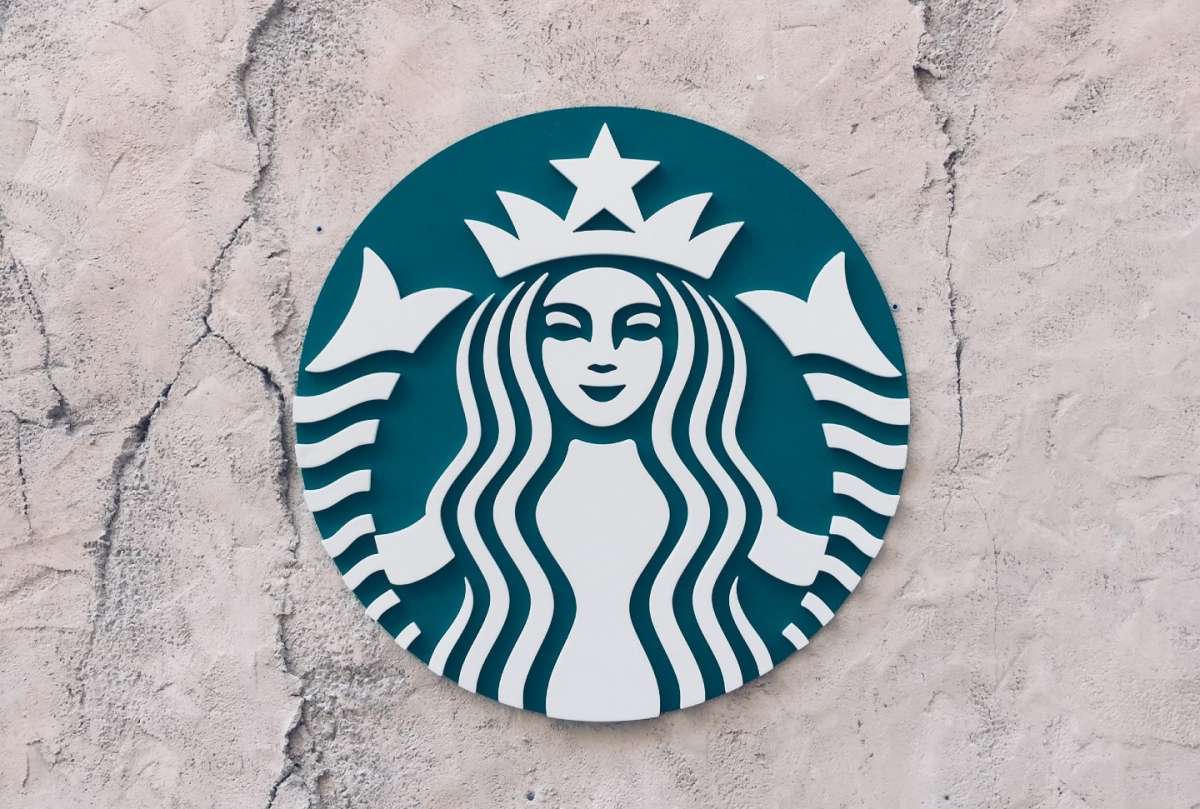 Cuanto Cuestan Las Tazas De Starbucks Starbucks tiene grandes ventas en el tercer trimestre gracias a la cerveza  - Solo Dinero