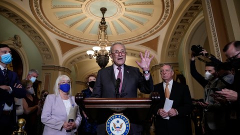 El miércoles por la noche, el senador Chuck Schumer aseguró que ya habían llegado a un acuerdo para evitar el cierre del gobierno.