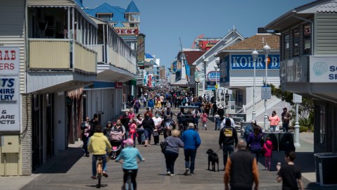 Un grupo de personas caminando sobre una calle de Maryland