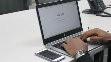 Google busca apoyar financieramente a los latinos para mejorar sus opciones de capacitación tecnológica.