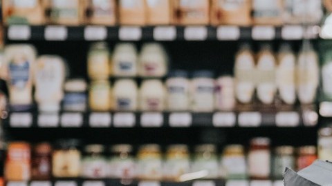 Los precios de los productos básicos aumentan con la inflación; que las estimaciones se reduzcan siempre beneficiará al bolsillos de los consumidores.