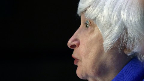 Janet Yellen, secretaria del Tesoro, insta a los legisladores a aumentar o suspender el límite de deuda.