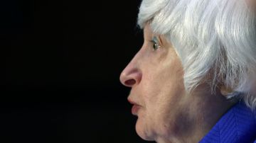 Janet Yellen, secretaria del Tesoro, insta a los legisladores a aumentar o suspender el límite de deuda.