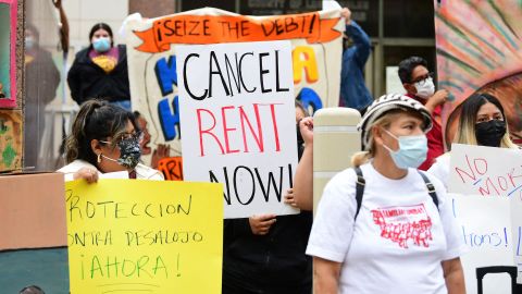 Manifestantes en Los Ángeles quisieran que las protecciones de alquiler se extiendan más allá del 30 de septiembre.