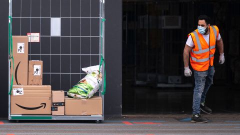Amazon busca a nuevos trabajadores de tiempo completo y parcial para sus centros de cumplimiento y estaciones de entrega.