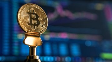 A partir de este martes un ETF comenzó a cotizar en la bolsa de Nueva York, siguiendo el valor de Bitcoin, lo que impulsó su precio.