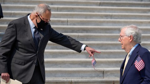 El líder de la mayoría, Chuck Schumer, y de la minoría, Mitch McConnell, han estado estire y afloje en diferentes iniciativas del gobierno en el Senado.