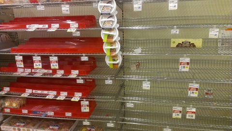 Las tiendas minoristas están preocupadas por la falta de trabajadores de distribución que mantenga sus estantes llenos.