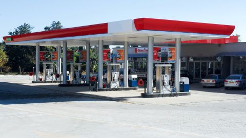 Luego de que la pandemia de Covid-19 redujo el consumo de gasolina, la alta demanda actual ha generado que sus precios aumenten.