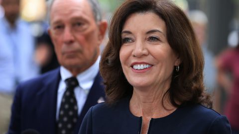 La gobernadora de Nueva York, Kathy Hochul, firmó una ley que brindará más protección a los inmigrantes indocumentados sobre abusos de poder sobre ellos.