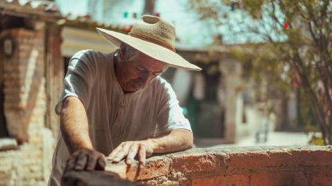 Latino trabajando