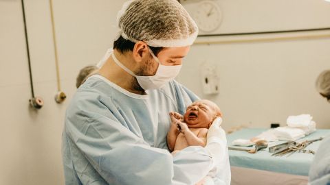 Convertirse padres en Estados Unidos, tanto para hombres como para mujeres, puede significar perder ingresos por vivir ese momento.