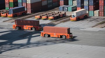 Los puertos de California y Washington tienen miles de contenedores con mercancía en espera ante la falta de conductores de camiones en Estados Unidos.