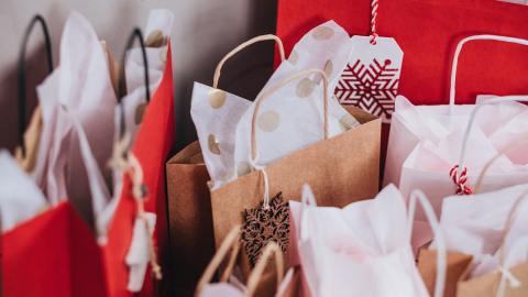 Los regalos son una prioridad para muchos para las siguientes fiestas de fin de año, pero evalúa si es conveniente pedir un préstamo para comprarlos.