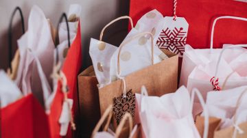 Los regalos son una prioridad para muchos para las siguientes fiestas de fin de año, pero evalúa si es conveniente pedir un préstamo para comprarlos.